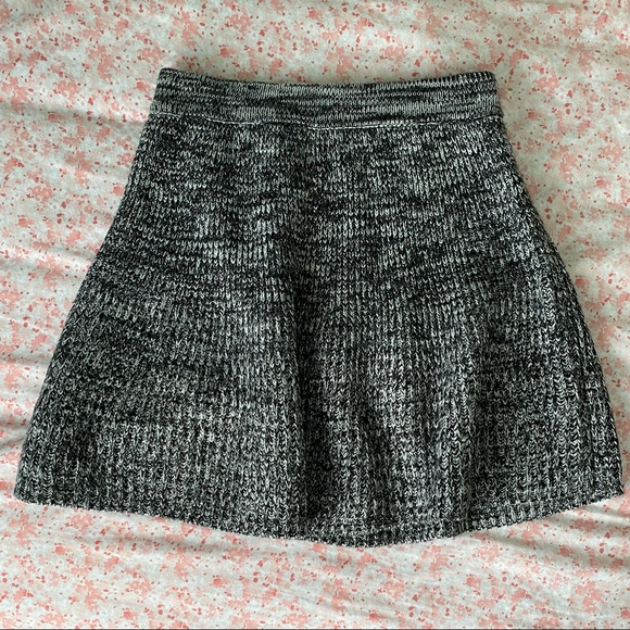 Sweater material skirt 💕 - Picture 2 of 3